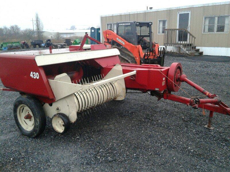 IH 430 Small Square Baler. Nice Shape!      / Onsite Lot#96