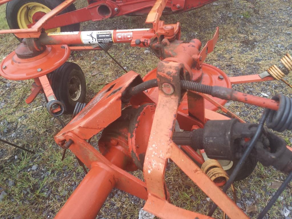 Kuhn GF440 4 star tedder