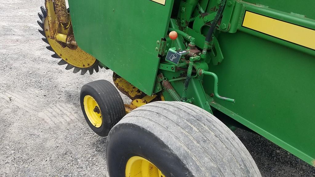 John Deere 530 Round Baler