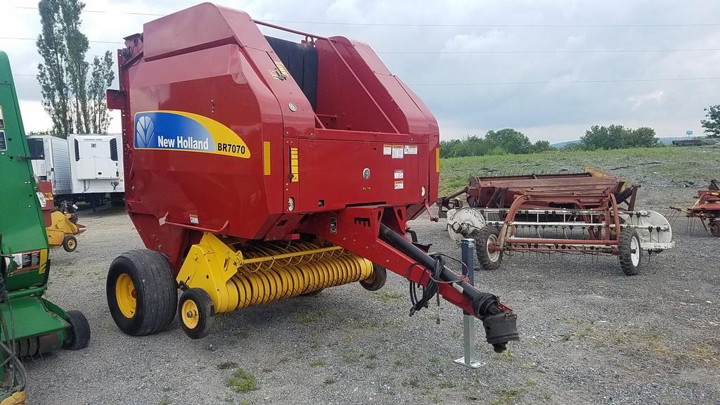 New Holland BR7070 Round Baler