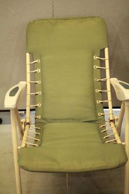 2 Folding Patio Chairs