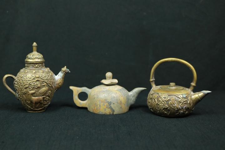 3 Teapots