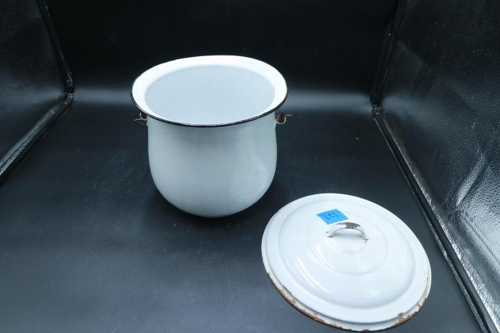 Enameled Chamber Pot With Lid