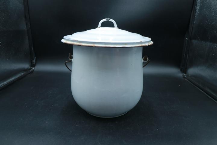 Enameled Chamber Pot With Lid