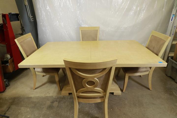 Contemporary Style DiningTable with 4 Chairs