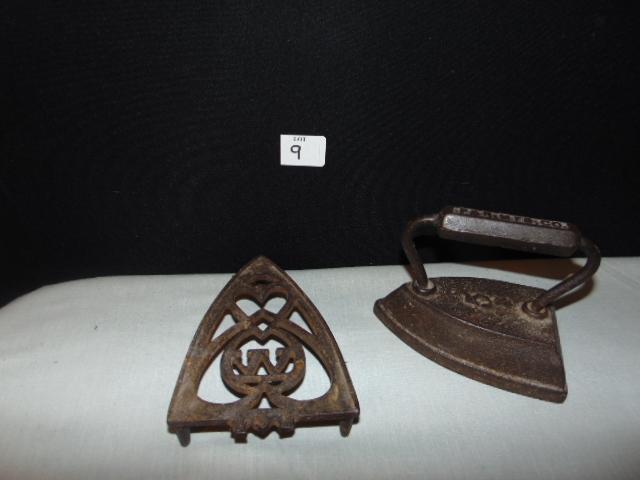 CAST IRON P&H CAST IRON W/ TRIVET, "W" MONOGRAM