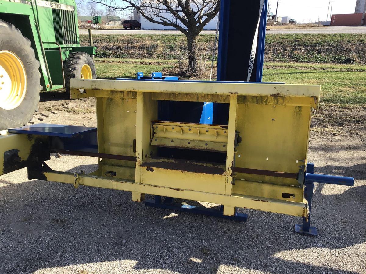 CUSTOM MADE CONVEYOR ATTACHMENT FOR SQUARE BALES TO JD 6710 FORAGE CHOPPER