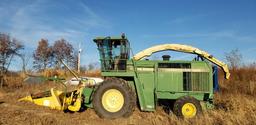 JD 6710 SELF PROPELLED FORAGE HARVESTER WITH 4-30 CORN HEAD & 630 PICKUP HEAD