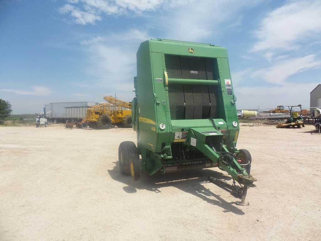 John Deere 468 Round Baler