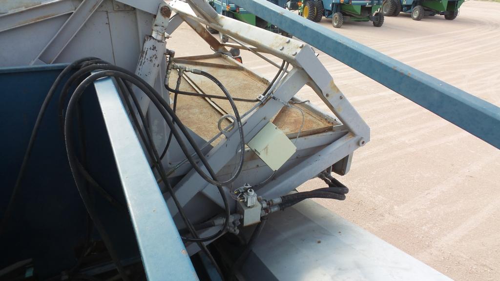 2005 Amadas 9960 Peanut Combine