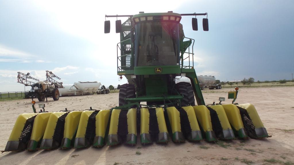 John Deere 7460 Cotton Stripper