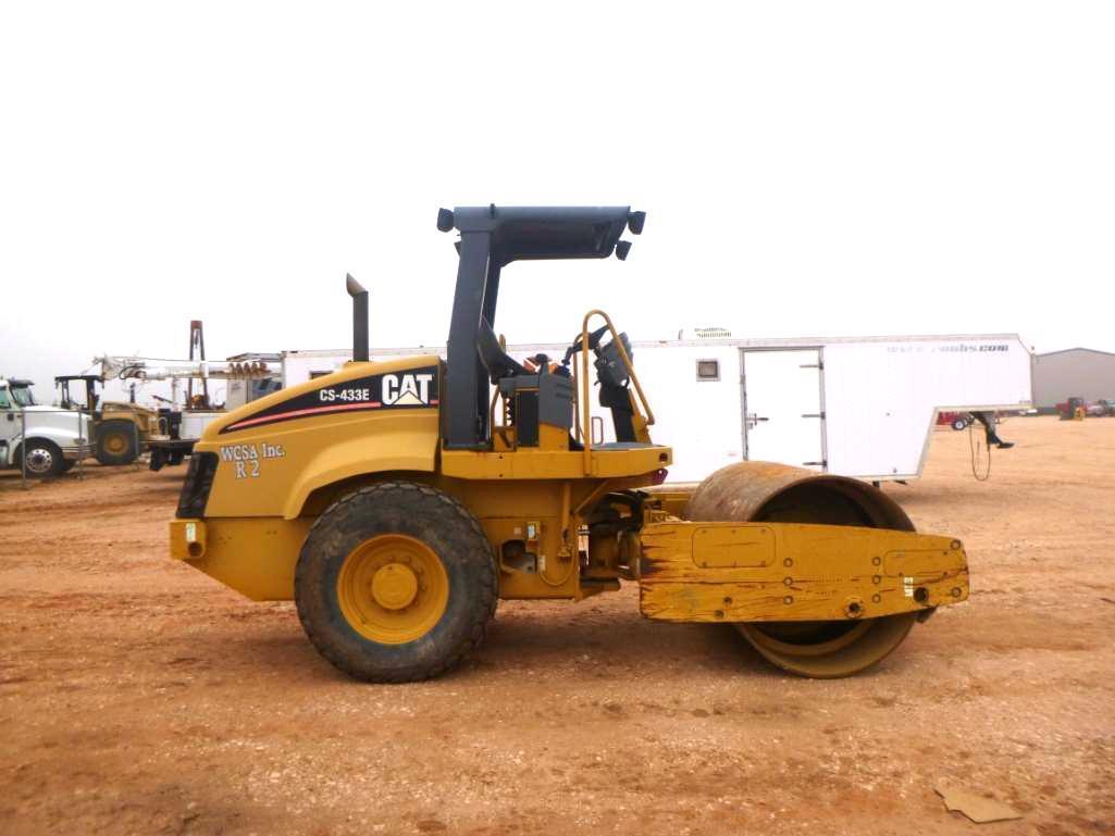 2005 CAT CS-433E Smooth Drum Compactor Roller