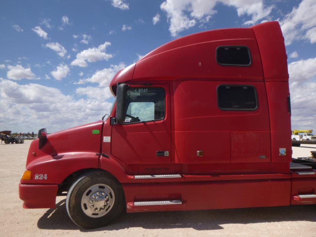 2001 Volvo VNL Truck