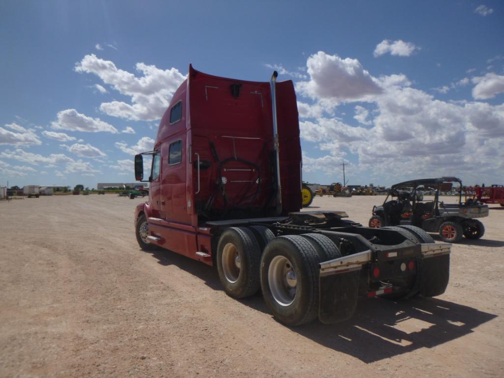 2001 Volvo VNL Truck