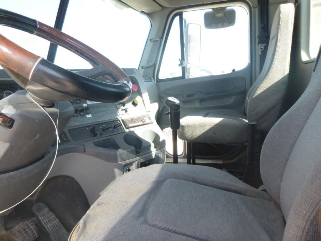 2006 Freightliner Columbia Day Cab Truck