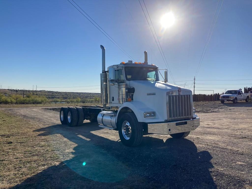 2007 Kenworth T800 Cab + Chassis Truck