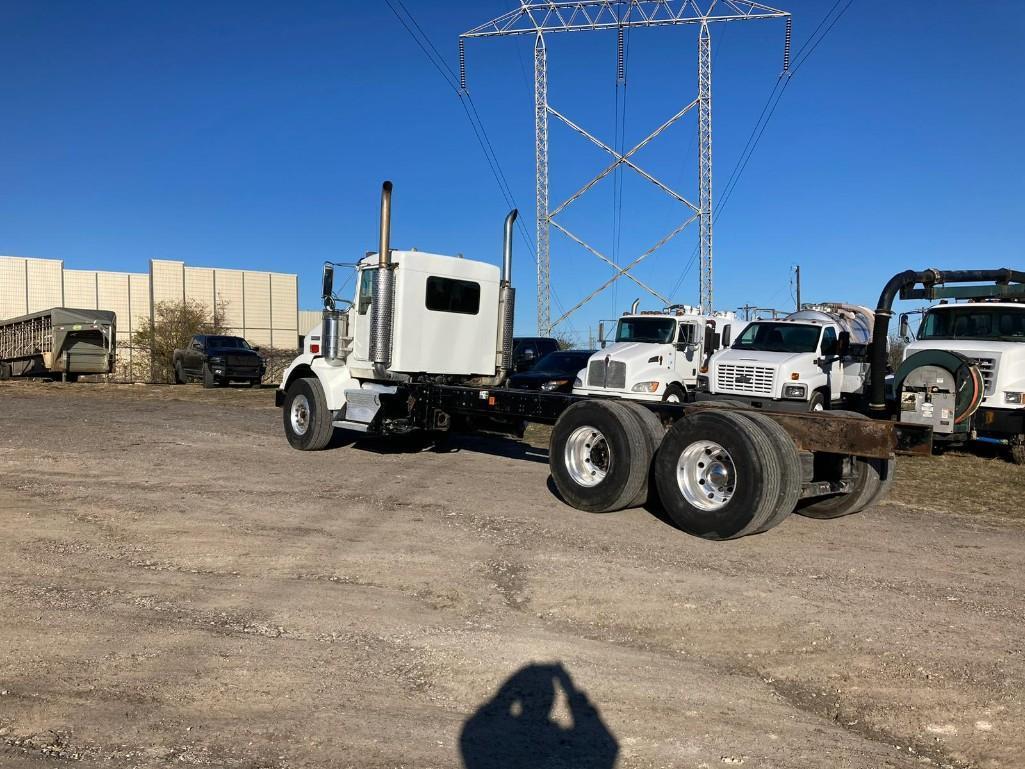 2007 Kenworth T800 Cab + Chassis Truck