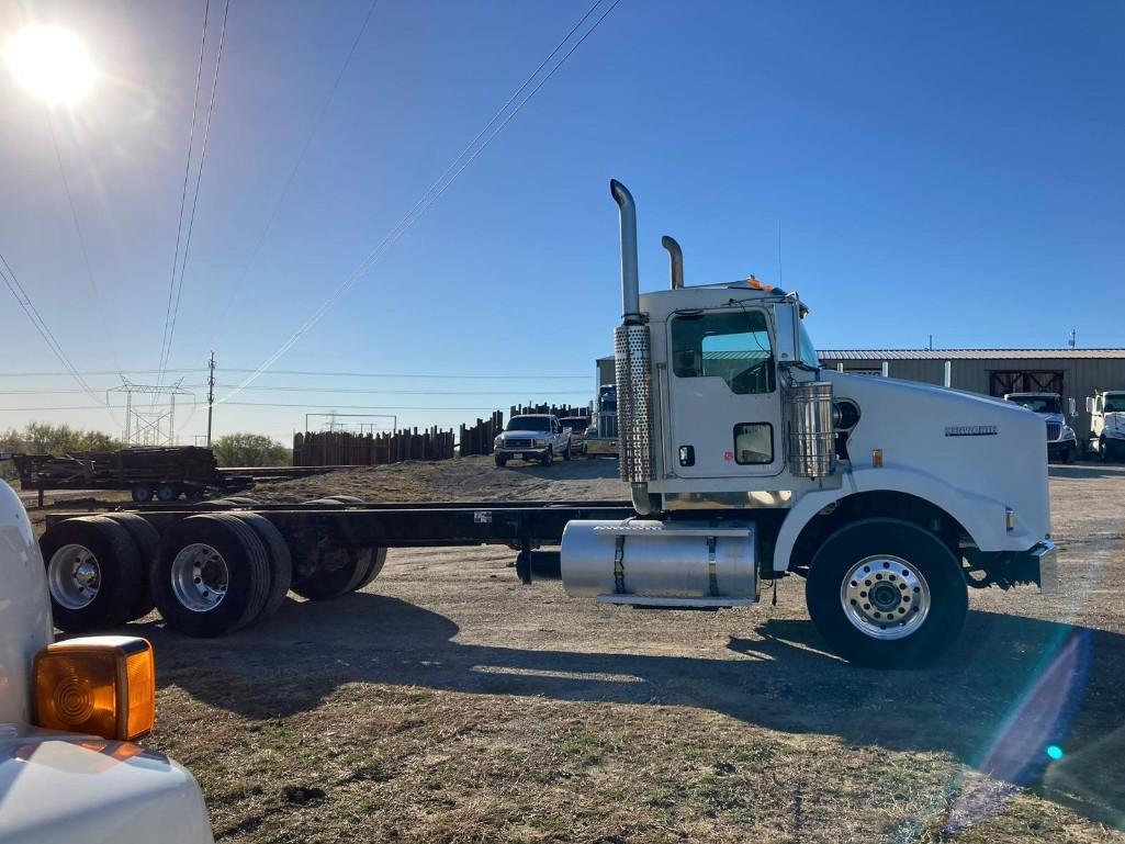 2007 Kenworth T800 Cab + Chassis Truck