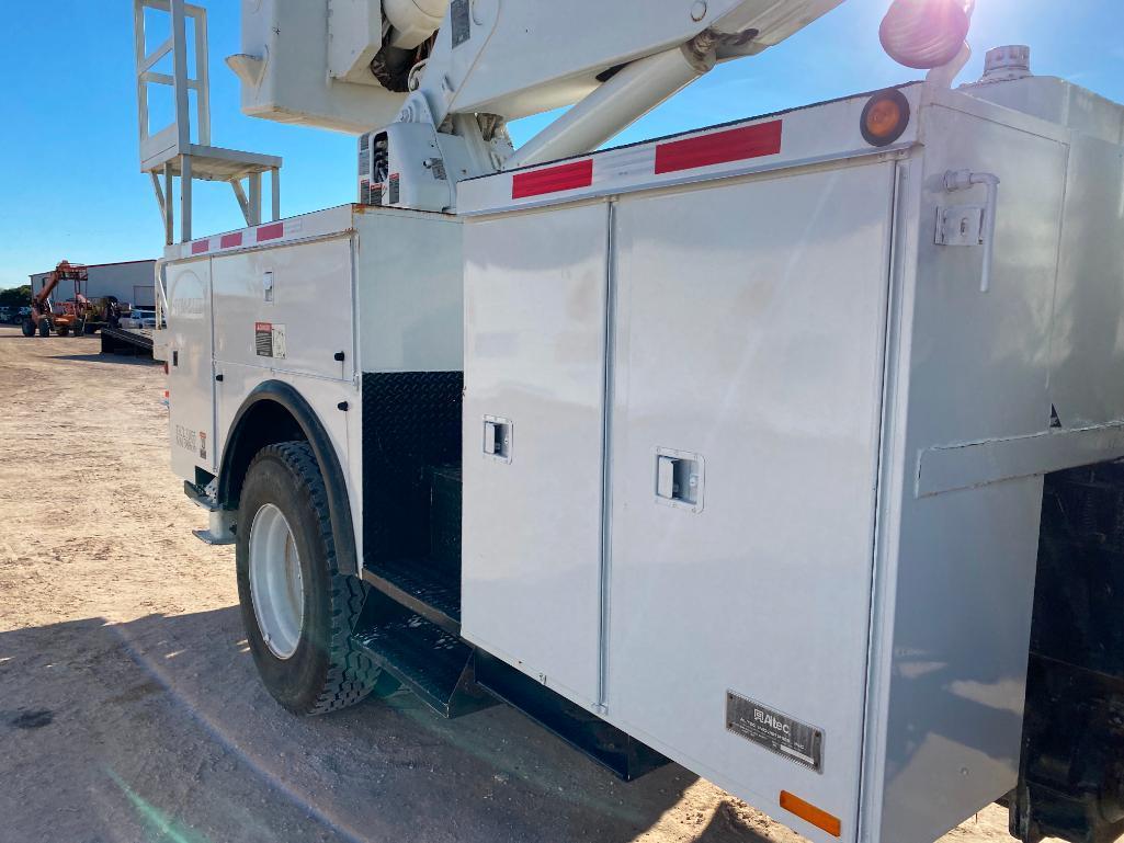 2004 International 7400 Bucket Truck ( Starts with Fluid)