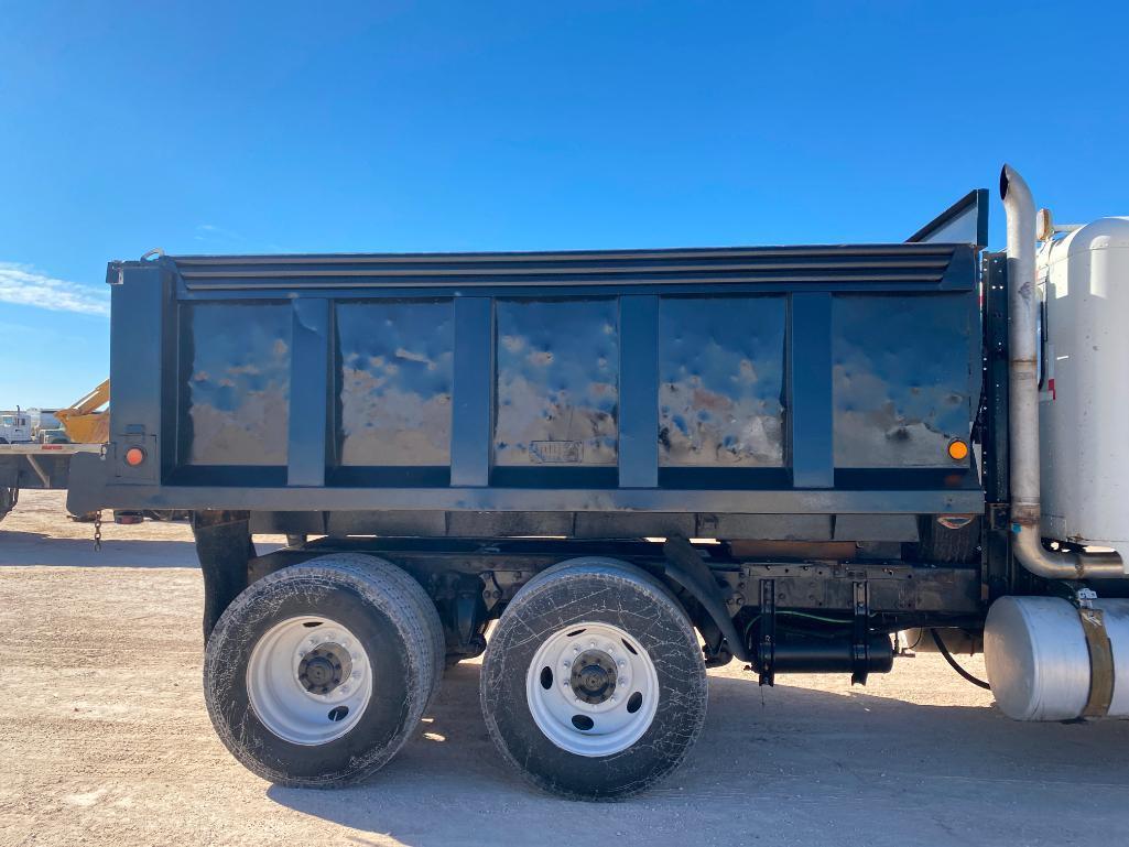 2001 Freightliner FLD120 Truck