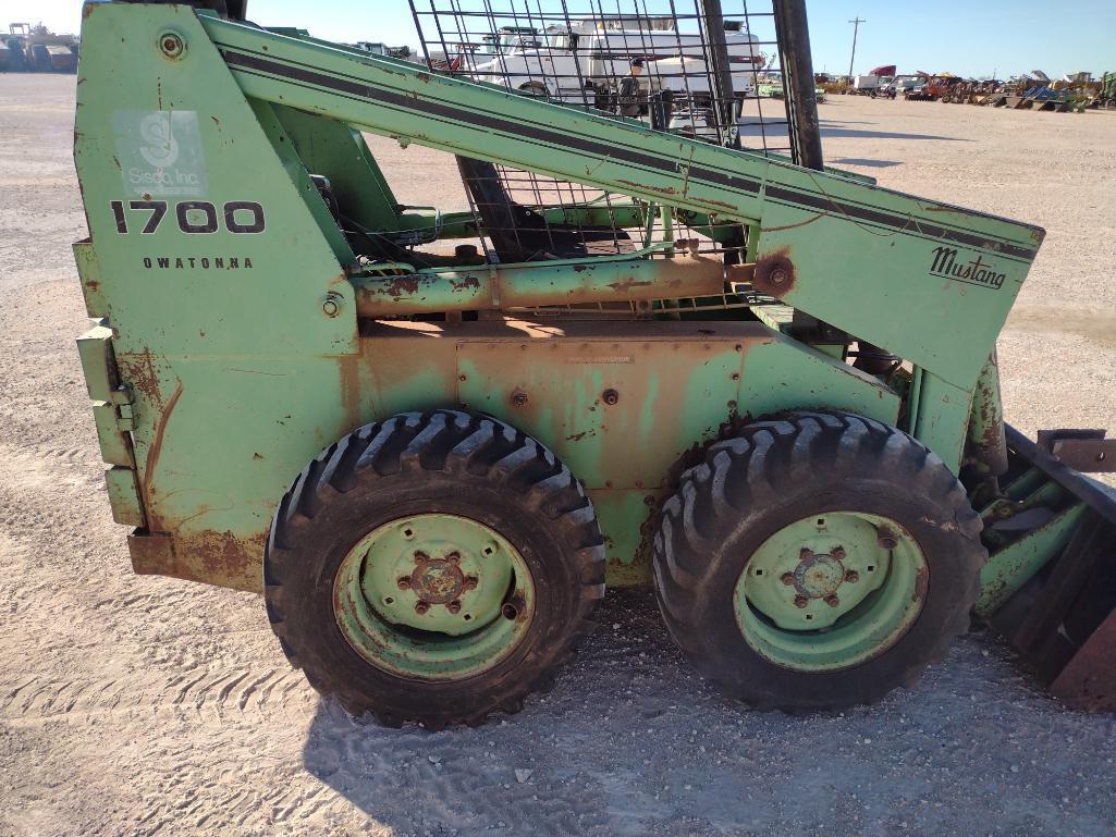 OMC Owatonna 1700 Skid Steer Loader