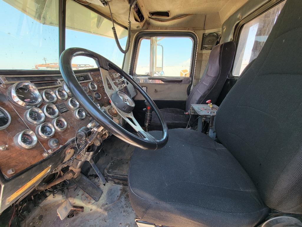 1989 Peterbilt 377 Winch Truck