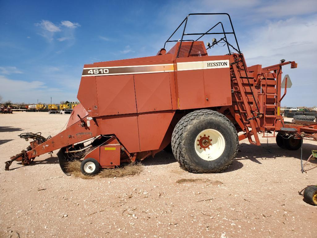 Hesston 4910 Baler