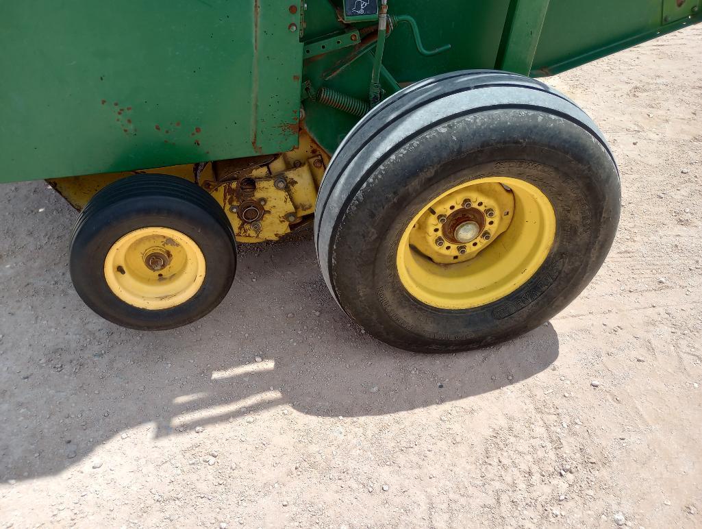 John Deere 535 Round Bale Baler