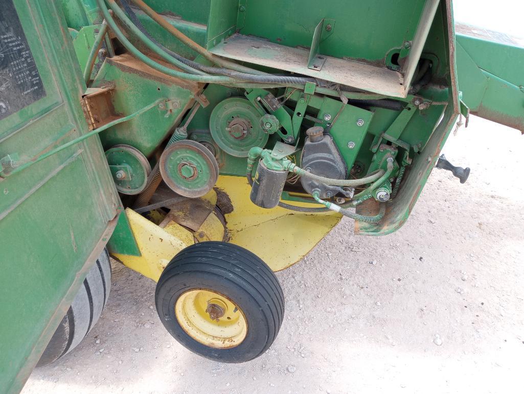 John Deere 535 Round Bale Baler