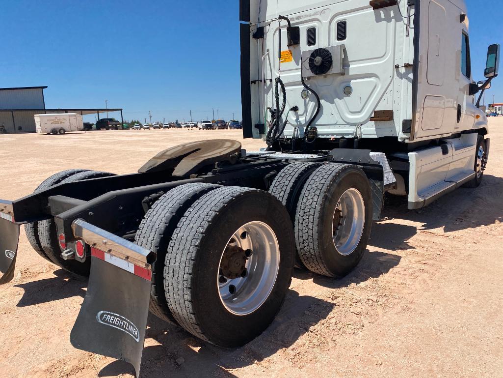 2010 Freightliner Cascadia Truck Tractor