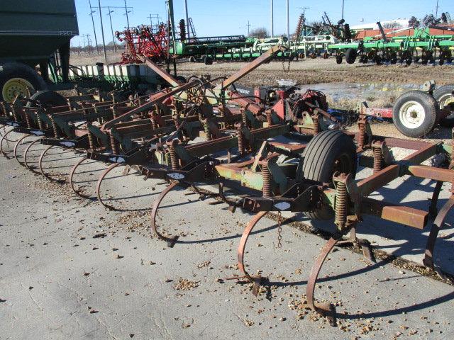 JD 960 Field Cultivator