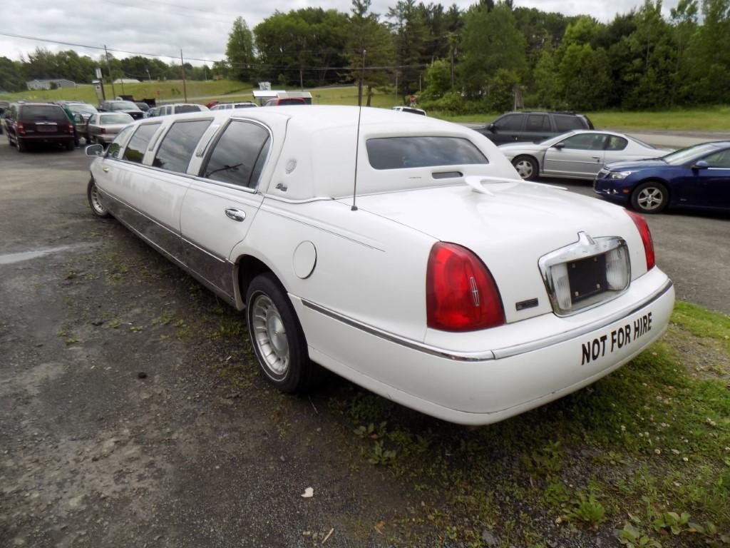 1998 Lincoln Town Car Stretch Limo, Auto, Leather, Bar, Seating for 7 in Ba