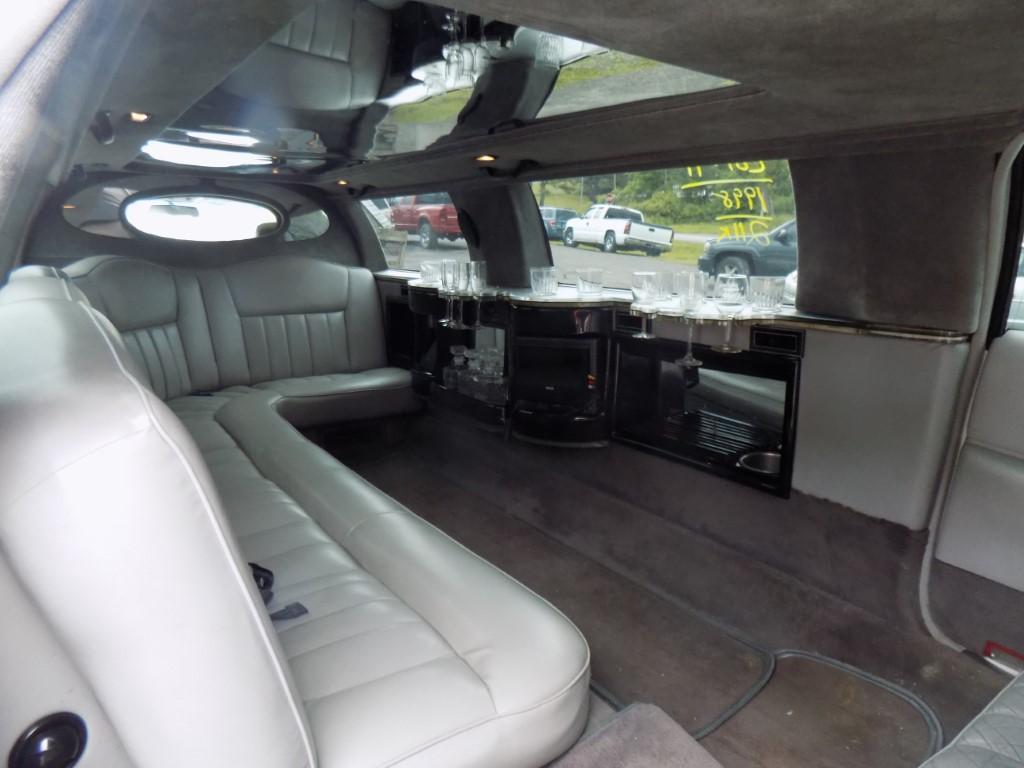 1998 Lincoln Town Car Stretch Limo, Auto, Leather, Bar, Seating for 7 in Ba