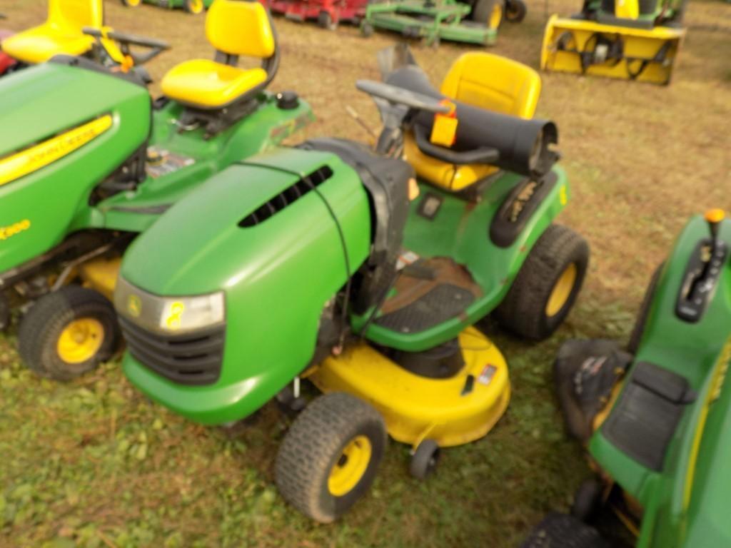 JD L-Series Lawn Tractor w/42'' Deck, Hydro