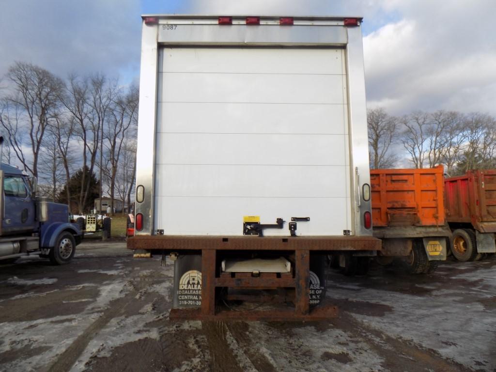 2005 International 4400 DT466 Reefer Truck Eaton Fuller, 6 Speed Trans., 33