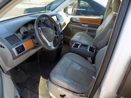 2009 Chrysler Town & Country, Silver, Sunroof, DVD Players, Sirius Display,