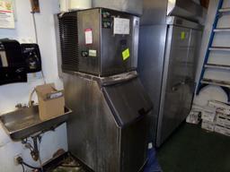 Manitowou SS Ice Machine with Large Ice Storage Bin, Model # 5420, S/N 3214