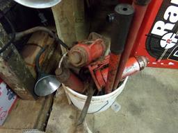 Bucket w/ 3 Hydraulic Jacks