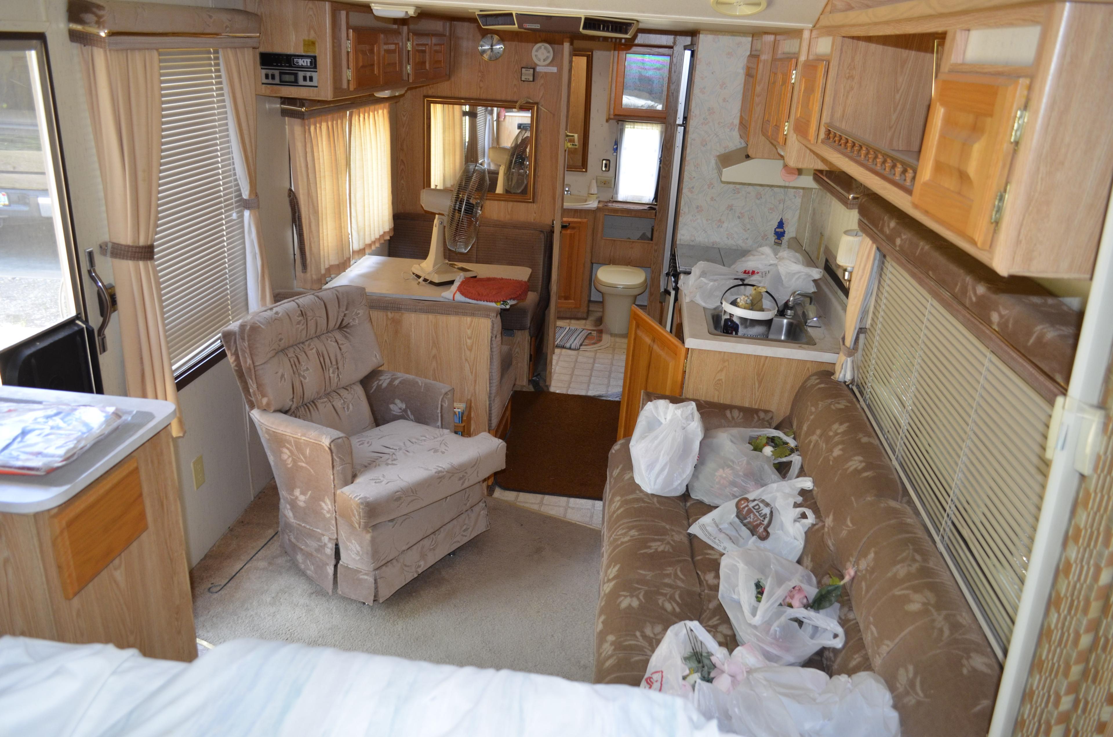 1990 Kit Companion 25’ 5th Wheel Camper