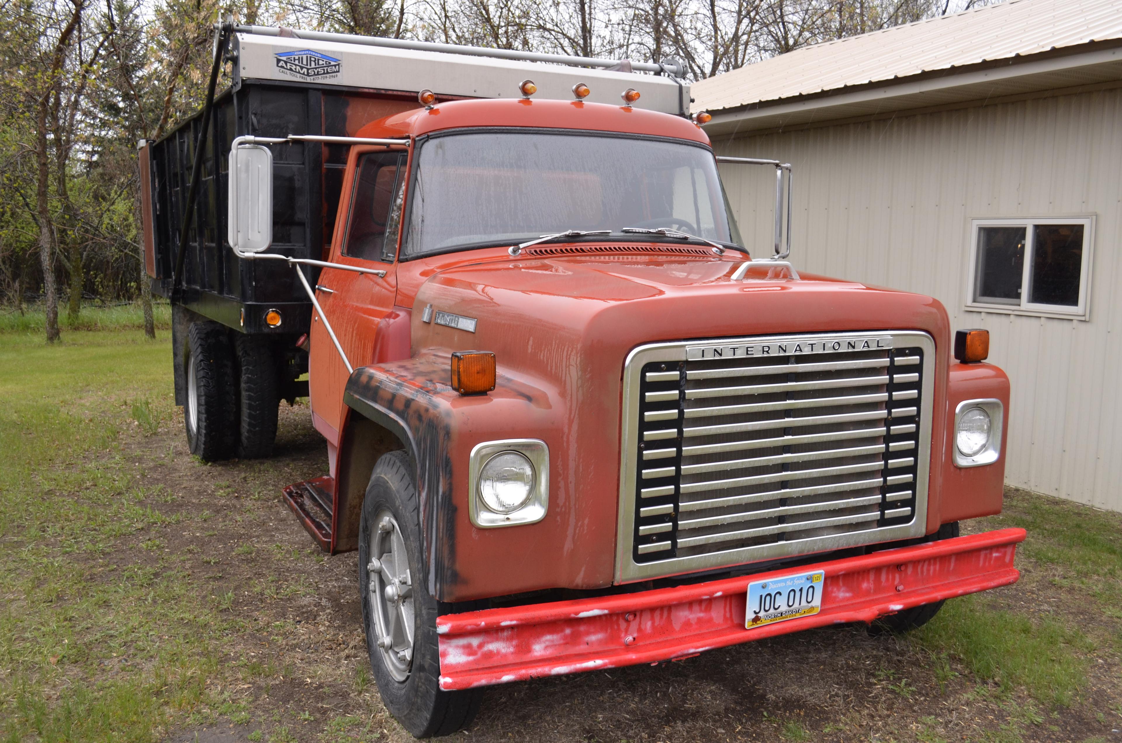 1974 IH 1600 Loadstar w. 15’ Box Hoist w. Roll Tarp