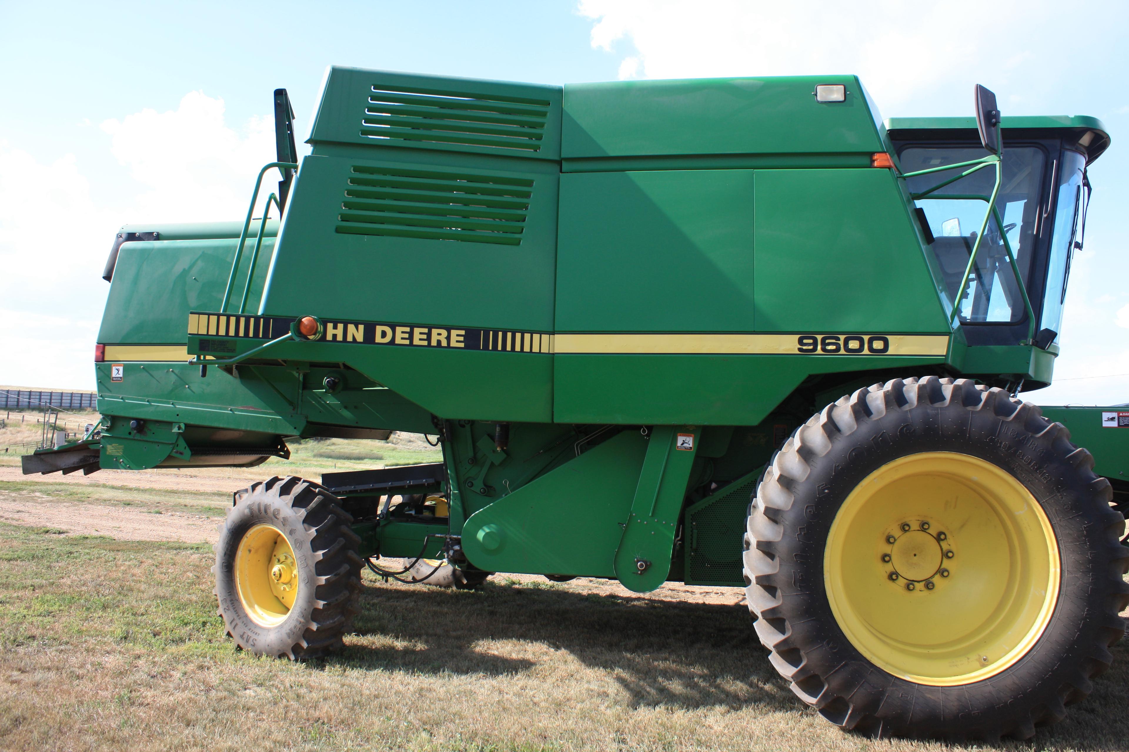 1996 John Deere 9600 Combine