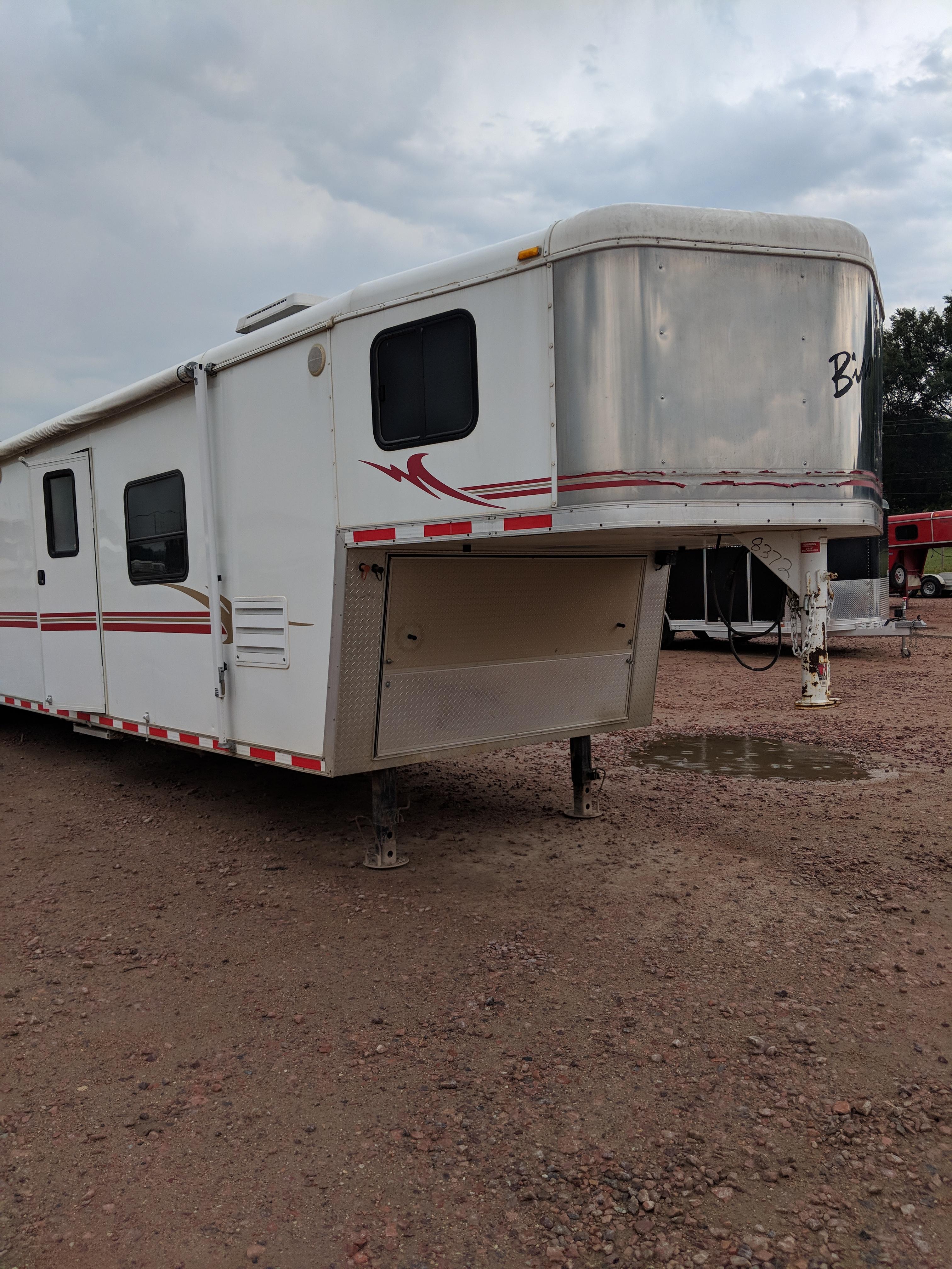 2006 Bison 4 Horse slant with living quarters and slide out