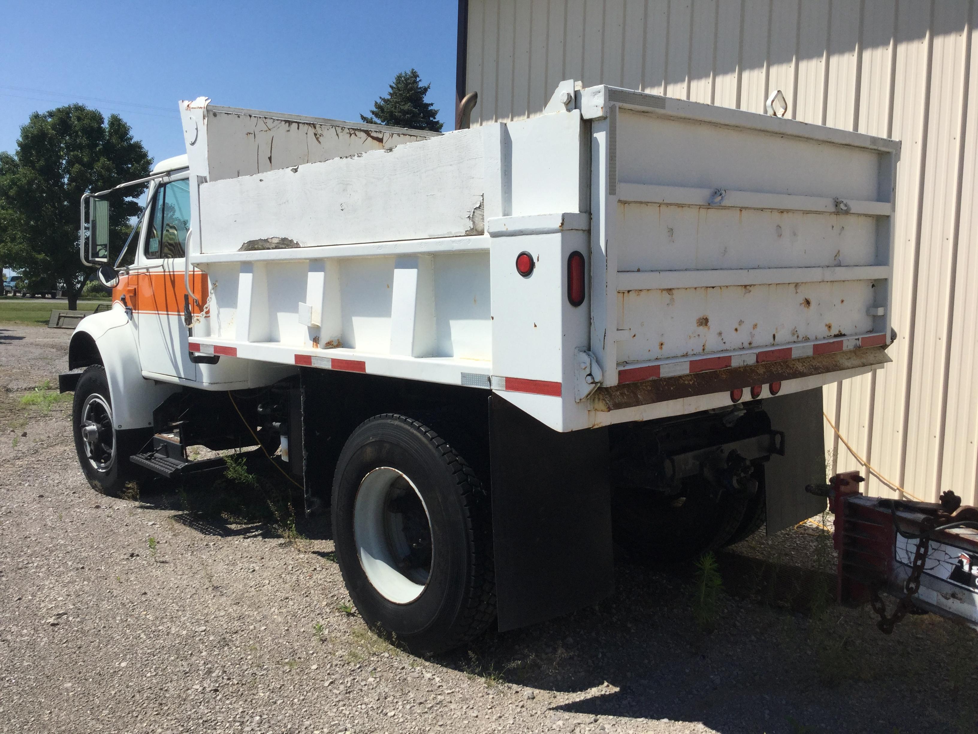 IH 4900 single axle dump truck