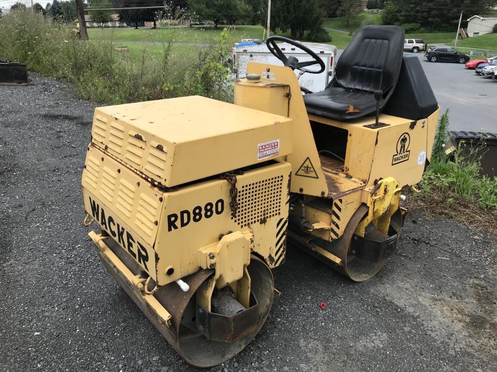 2000 Wacker RD 880 roller