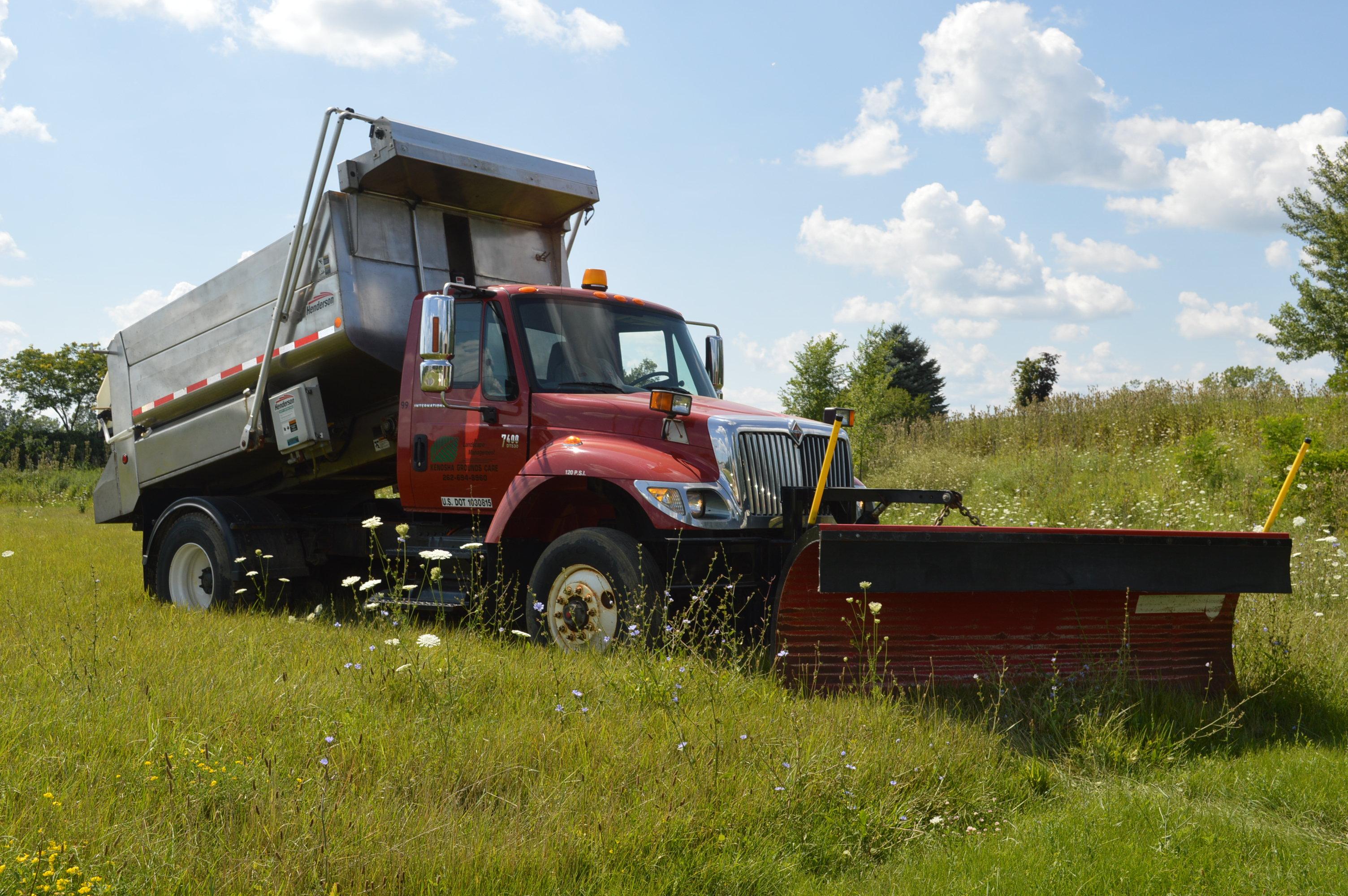 2005 INTERNATIONAL 7400 DUMP TRUCK/SALT SPREADER,