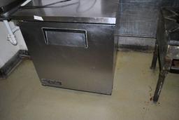 TRUE UNDER COUNTER SINGLE DOOR REFRIGERATOR,