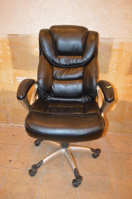 BLACK HIGHBACK OFFICE CHAIR