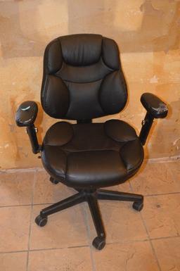 BLACK VINYL OFFICE CHAIR WITH ARMS