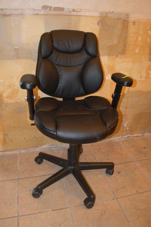 BLACK VINYL OFFICE CHAIR WITH ARMS