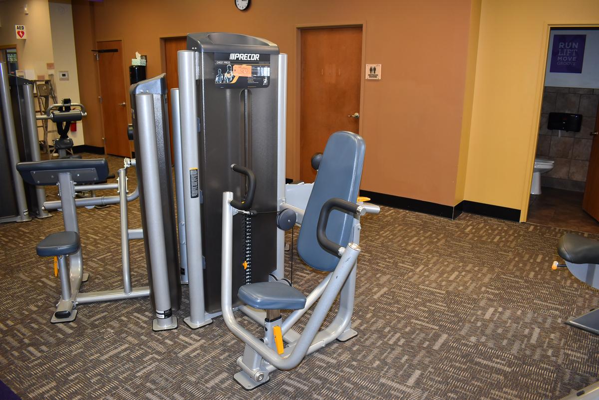 PRECOR CHEST PRESS MACHINE,